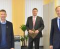 Bild: Erhard Tauer/exb
Bürgermeister Albert Geitner (links) und Schulamtsdirektor Stephan Tischer (rechts) heißen den neuen Leiter der Grund- und Mittelschule Ursensollen, Peter Großmann, willkommen.