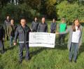 Bild: brü
Bei der Übergabe (von links): Marco Laurer, Jürgen Dürr, Hans Pirner (alle JVB OV Amberg), Franz Tremmel (Kameradschaftsverein), Andreas Forster, Christoph Haase (Vorsitzender JVB OV Amberg), Dieter Pfab (Vorsitzender Kameradschaftsverein), Martina Stiegler, Sebastian Stock (beide JVB OV Amberg) sowie Sabrina Palil (DKMS-Volunteer).