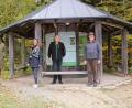 Bild: bsc
Mit neuen Informationstafeln wurde der Info-Pavillon an der Burgruine Weißenstein ausgestattet. Bei einer kleinen Feierstunde würdigten (von links) Eberhard Freiherr von Gemmingen-Hornberg, die Waldershofer Bürgermeisterin Margit Bayer und Peter Wildgans die Gestaltung und Umsetzung durch die Gesellschaft Steinwaldia Pullenreuth. Vorsitzender Norbert Reger (rechts) freute sich über das Lob.