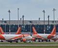 Bild: Patrick Pleul/dpa
Passagierflugzeuge der britischen Fluggesellschaft Easyjet stehen auf dem Vorfeld am Terminal 1 des Hauptstadtflughafens Berlin Brandenburg «Willy Brandt» (BER).