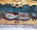 Bild: lg
Im Marienalter der Oberviechtacher Pfarrkirche ruht der heilige Fortunatus hinter Glas. Der Palmwedel in seinem Arm weist ihn als Märtyrer aus.