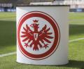 Bild: Frank Rumpenhorst/dpa
Das Logo von Eintracht Frankfurt auf dem Pult des Stadionsprechers. Der Bundesligist stimmte jetzt im Datenklau-Skandal einem Vergleich mit dem Oberpfälzer Unternehmen ISB in Neustadt/WN zu.