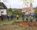 Bild: frd
Der Elternbeirat pflanzte einen Birnbaum für den Kindergarten in Teunz.