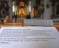 Bild: Gabi Schönberger
Auch an die Hygiene bei der Benutzung der Gesangbücher ist in der Klosterkirche St. Felix gedacht.