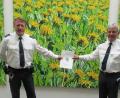 Bild: Polizeiinspektion Tirschenreuth/exb
Aushändigung der Urkunde an den Jubilar.