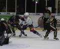 Bild: gb
Die Blue Devils gewannen am Freitag das erste Vorbereitungsspiel gegen die Black Dragons Erfurt mit 9:0. Hier taucht Louis Latta (weißes Trikot) vor dem Kasten der Thüringer auf.