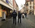 Bild: roa
Polizeibeamte kontrollieren in der Fußgängerzone in Amberg die Einhaltung der Hygienevorschriften.