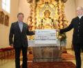 Bild: frd
Pfarrer Herbert Rösl (rechts) überreichte den Spendenscheck über 4444,44 Euro an Günther Lindner, dritter Vorsitzender des VKKK.