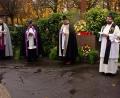 Bild: R. Kreuzer
Erstmals segneten die Seelsorger der Weidener Pfarreien gemeinsam die Gräber (hier am Stadtfriedhof) an Allerheiligen. Sie beteten am Kreuz und zogen dann getrennt durch die Grabreihen. Von links: Pater Toni, Vikar Achim Dittrich, Gerhard Pausch, Dekan Johannes Lukas, Johannes Bosco, Markus Schmid und Matthias Strätz.