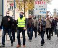 Bild: Hirsch
Die Teilnehmer an der Demonstration zogen durch die Hauptstraße. Michaela Schüle (mit Schild) hatte den Protest gegen die neuen Corona-Auflagen initiiert.