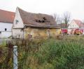 Bild: adj
Ein gewaltiger Riss öffnete sich am Sonntag im Dach des denkmalgeschützten Häuschens in der Freyung in Neustadt. Am späteren Nachmittag versuchten die Feuerwehren, das offenbar einsturzgefährdete Gebäude zu stabilisieren.