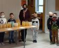 Bild: Andrea Konrad/exb
Den Saft der Äpfel des schuleigenen Baumes gab es für die Ammerthaler Grundschüler am letzten Schultag vor den Herbstferien.