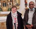Bild: öt
KAB-Vorsitzende Sabine Philipp überreichte an Pfarrer Paul für die Wasserleitung in seiner nigerianischen Heimatgemeinde eine Spende über 300 Euro.