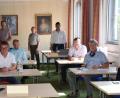 Bild: bö
Auf der kommunalen Schulbank saßen die Oberpfälzer Bürgermeister beim Bayerischen Gemeindetag in Fürstenfeldbruck. Vorne, Mitte: Bezirksvorsitzender Martin Birner (Bürgermeister in Neunburg v.W.); Zweiter von rechts: Stellvertreter Peter Braun (Schmidmühlen); hinten, links der Direktor des Bayerischen Gemeindetages, Franz Dirnberger.