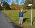Bild: jr
Josef-Siller-Weg heißt die Straße vom Konnersreuther Festplatz in Richtung Therese-Neumann-Platz. Bürgermeister Max Bindl deutet auf eines der Schilder, die kürzlich aufgestellt wurden.