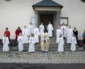 Bild: Foto Hummer
Erstkommunion feierten 12 Kinder aus den Pfarreien Griesbach und Großkonreuth. Im Bild die Kinder mit Pfarrer Dr. Charles Ifemeje und den Tischmüttern.