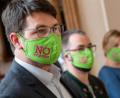 Archivbild: Peter Kneffel
Johannes Becher (links, hier zusammen mit seinen Fraktionskollegen Andreas Krahl und Katharina Schulze) ist Sprecher für kommunale Fragen und frühkindliche Bildung der Grünen im bayerischen Landtag..