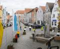 Bild: Gabi Schönberger
Mit Abstand versammelten sich insgesamt knapp 30 Demonstranten vor dem Neustädter Rathaus.