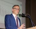Archivbild: pz
Bürgermeister Bernd Sommer bei der Bürgerversammlung 2019 im Jugendheim-Festsaal. Dieses Jahr ist die Bürgerversammlung ersatzlos gestrichen. Bürger können Wünsche und Anträge schriftlich äußern.