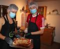 Bild: kro
"Pizza-Chef" Felix Meyer (links) und Federballfreunde-Vorsitzender Max Siller mit einer leckeren Pizza, frisch aus dem Ofen entnommen.