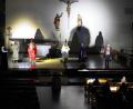 Bild: exb
Bei einem Heiligenrätsel müssen die Kinder in der nächtlichen Pfarrkirche St. Michael Poppenricht echte Heilige erraten.