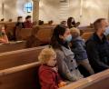 Bild: le
Ein Gottesdienst mit Pfarrer Wilfried Römischer bildet den Auftakt zur Aktionswoche für Kinder am Samstag. Anschließend wurde verschiedene Stationen zum Motto „Schaut hin" aufgebaut.