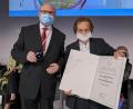 Bild: DGGG e. V./exb
Professor Dr. Anton Scharl, Direktor der Frauenkliniken Amberg-Tirschenreuth-Weiden, hat Frau Maria Geiss-Wittmann in seiner Funktion als Präsident der DGGG die Urkunde zur Ehrenmitgliedschaft überreicht.