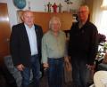 Bild: ibj
Dem Jubilar Erwin Stubenvoll (Mitte) gratulieren zum 80. Geburtstag Zweiter Bürgermeister Georg Götz (links) und Pfarrer Hans Peter Heindl (rechts).