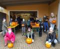 Bild: gi
Kinder fertigten Herbst- oder Halloween-Kürbisse mit großer Begeisterung unter Leitung von Claudia Landgraf-Spendel, Daniela Stahl (von rechts) und unterstützt von Christian Landgraf.