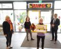 Bild: Markus Paulus/exb
Irene Träxler, Sabine Bauer (von links) sowie Bürgermeister Martin Birner (rechts) verabschiedeten Busbegleiterin Irene Falk.