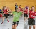 Bild: Günter Uschold
Voll bei der Sache: Den jungen Oberviechtacherinnen (rote Trikots/im Hintergrund Trainerin Susanne Uschold) und auch den Gegnern merkt man den Spaß am Handball an. Jetzt ist erst einmal wieder Schluss. Die Folgen für die Jugendarbeit sind noch nicht abzusehen.