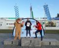 Bild: exb
Paula Zant zusammen mit Maskottchen "Guschu" und Olympiasiegerin Monika Karsch bei der Siegerehrung.