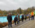 Bild: cf
Constantin-Produktionschef Rüdiger Böss (mitte) nimmt mit seinem Team einen strahlenden Eindruck vom Pleysteiner Freibad mit – trotz des trüben Wetters. Bürgermeisters Reiner Rewitzer (links) sowie Bademeister Hubert Rewitzer und Vize-Bürgermeisterin Andrea Lang (von rechts) stehen dem neuen Filmprojekt „sehr aufgeschlossen“ gegenüber.
