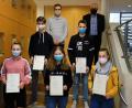 Bild: do
Stellvertretend für das Freiwilligen-Zentrum Bayreuth überreichen Schulleiter Peter Schobert (rechts oben) und Kontaktlehrer Michael Horn den engagierten Jugendlichen die Zertifikate für das Freiwillige Soziale Schuljahr.
