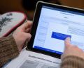 Symbolbild: Sebastian Kahnert/dpa
Arbeiten mit dem I-Pad im Unterricht und bei den Hausaufgaben: Dank eines Förderprogrammes können dies an der Grund- und Mittelschule Pressath auch bald Kinder und Jugendliche aus sozial schwachen Familien.