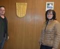 Bild: jr
Neue Seniorenbeauftragte der Gemeinde Pechbrunn ist Ramona Zeitler. Bürgermeister Stephan Schübel freut sich riesig, dass die Suche erfolgreich war und sprach von einer hochkarätigen Besetzung. Die 53-jährige dreifache Mutter tritt die Nachfolge des verstorbenen Josef Menges an.