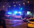 Bild: Georg Hochmuth
Polizeiautos in der Wiener Innenstadt unweit des Tatortes. Foto: Georg Hochmuth/APA/dpa