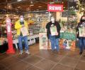 Bild: wro
Die Rewe-Tütenaktion läuft noch. Im Bild Zweiter Bürgermeister Michael Dutz (links), Andrea Fürst und Nicole Fürst (rechts), Vorsitzende der Mitterteicher Tafel.