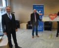 Bild: jr
Stellvertretender Regionalmarktleiter Harald Zottmeier (links) und Geschäftsstellenleiter Dieter Ernstberger (rechts) überreichten stellvertretend für die 22 Mitterteicher Vereine und Einrichtungen einen Scheck in Höhe von 10.500 Euro an Stadtverbandsvorsitzenden Peter Haibach.
