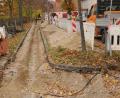 Bild: Joachim Gebhardt
In der Bahnhofstraße verläuft zwischen Gleis und Fahrbahn jetzt die neue Trasse für die Stromleitung.