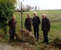 Bild: snn
Um das neue Feldkreuz in Hohenkemnath reihen sich Gerald Blödt (Zweiter von links) mit Sohn, Wolfgang Dandorfer und Winfried Wenkmann.