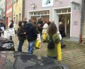 Bild: ca
Nachschlag am Montag: Eine Gruppe um Wortführerin Silvia Loew (Zweite von rechts) versammelte sich am Nachmittag auf dem Neustädter Stadtplatz, um gegen die Äußerungen von Bürgermeister Sebastian Dippold zu protestieren.