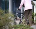 Symbolbild: Karl-Josef Hildenbrand/dpa
Ein ältere Frau mit Rollator geht vor dem Eingang eines Senioren-Wohnstiftes.