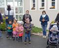 Bild: rha
Kinder der BRK-Kita Sorghof bringen selbstgebastelte Windlichter ins BRK-Seniorenheim Vilseck.
