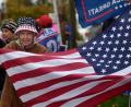 Bild: Aimee Dilger/SOPA Images via ZUMA Wire/dpa
Die Präsidentschaftswahl in Amerika hat die Spaltung der US-Gesellschaft weiter vertieft. Das Foto zeigt eine Seniorin, die sich mit einem Keep-America-Great-Hut als Trump-Anhängerin zu erkennen gibt.