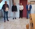 Bild: ads
Zum 25-jährigen Dienstjubiläum von Bauhofvorarbeiter Heiko Friedl hatte Bürgermeister Marcus Eichenmüller zu einer kleinen Feierstunde in Anwesenheit von Personalamtsleiter Dietmar Krisch, Bauhfoleiter Klaus Kittler, und Personalratsvoritzenden Laura Renda in das Rathaus geladen.