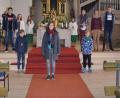 Bild: swo
Die ausgeschiedenen und neuen Ministranten sowie die Oberministranten der Pfarrei St. Martin Gebenbach zusammen mit Pfarrvikar Christian Preitschaft bei der Neuaufnahme beziehungsweise Verabschiedung. Wegen Corona tragen die Ministranten hier keine liturgischen Gewänder.