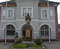 Bild: jr
Ehrwürdig steht die St.-Nepomuk-Statue vor dem Historischen Rathaus. Im Zuge des Sanierungsprojekts soll auch dieser Statue neuer Glanz verliehen werden.