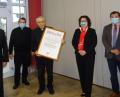 Bild: Daniela Donhauser/exb
Übergabe der Verleihungsurkunde im kleinen Kreis (von links): Bürgermeister Anton Peter, Pfarrer Klaus Haußmann, der neue Ehrenbürger Ammerthals, Pfarrer i. R. Alois Albersdörfer, HKV-Vorsitzende Doris Weiß, Caritas-Vorsitzender Günther Koller und Zweiter Bürgermeister Georg Paulus.