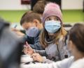 Symbolbild: Boris Roessler/dpa
Landauf, landab ein gewohntes Bild in Klassenzimmern: Kinder sitzen mit Mütze gegen die Zugluft und mit Mund-Nasen-Schutz gegen Viren im Unterricht. Dagegen regt sich nun Widerstand.
